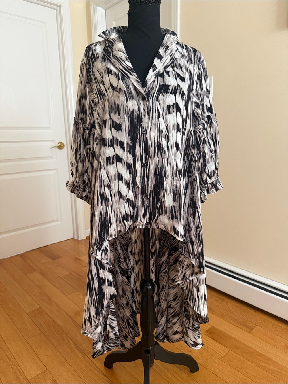 Talk of the Walk Black and White Abstract Button-Front Dress/ long open blouse